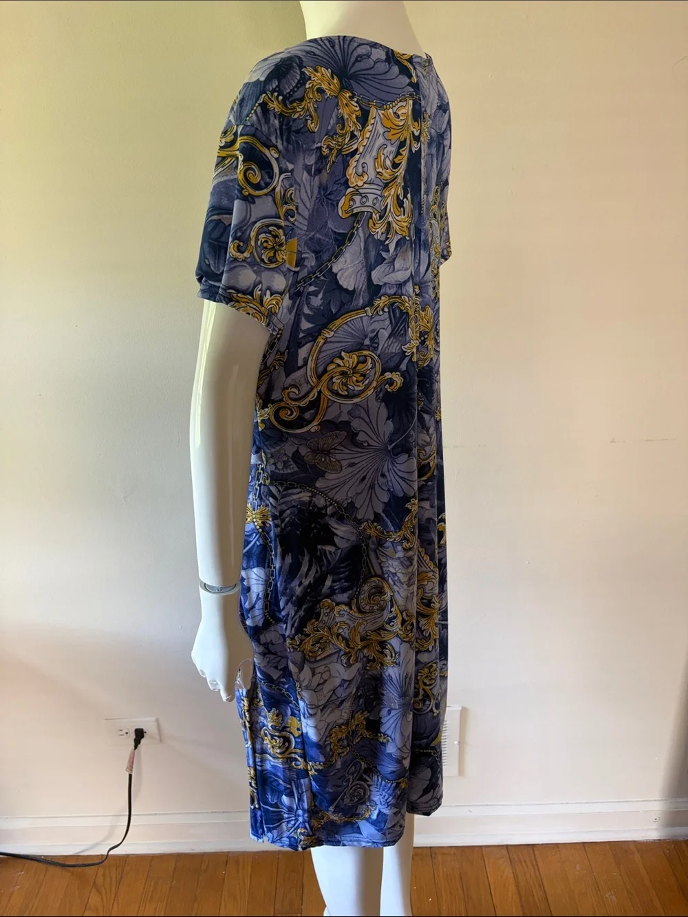 Elegant Blue Floral-Scroll V-Neck Midi Dress - Picture 4 of 7